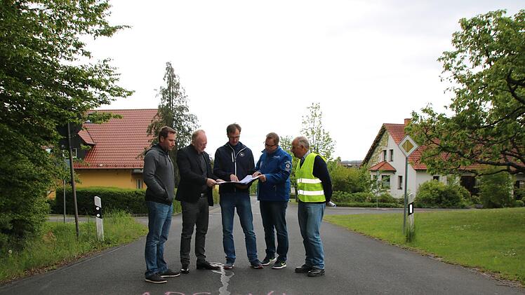 Letzte Besprechung vor dem Baubeginn in der Fridritter Straße in Kleinwenkheim (von links): Verkehrsreferent Fabian Nöth, Bürgermeister Helmut Blank, Planer Frank Braun, Ortsreferent Ralf Verholen und Feldgeschworenen-Obmann Günther Erhard. Thomas Malz