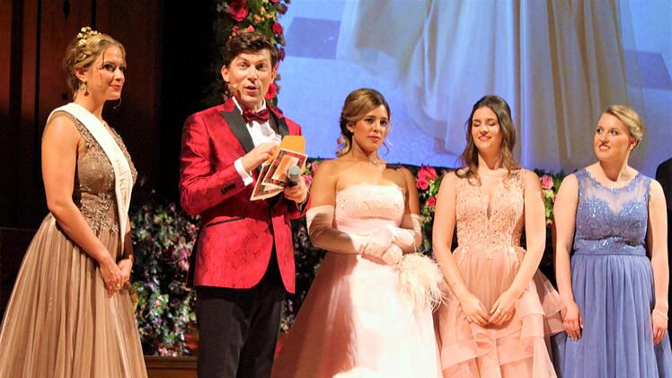 Es wird spannend: (von links) Rosenkönigin 2018 Franziska Koch, Moderator Marten Krebs, Rosenkönigin        2019 Lynette Schmidt, Rosenprinzessinnen Dana Rüttger und Isabell Voll.Werner Vogel