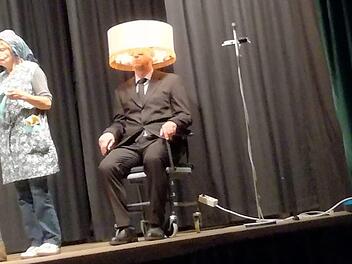 Der "ausgestopfte" Firmengründer wurde im Notfall schnell  einmal als Stehlampe getarnt.privat