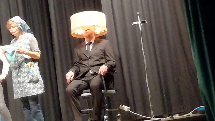 Der "ausgestopfte" Firmengründer wurde im Notfall schnell  einmal als Stehlampe getarnt.privat