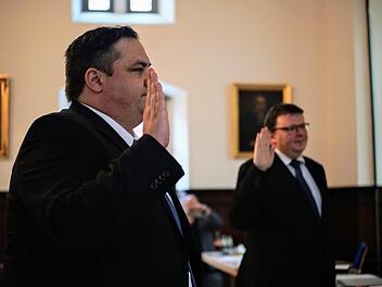 Sie schw&ouml;ren ihre Treue dem Grundgesetz: Zweiter B&uuml;rgermeister Michael Zwingmann (FW) und Bernd Liebhardt (CSU) als dessen Stellvertreter. Fotos: Bastian S&uuml;nkel