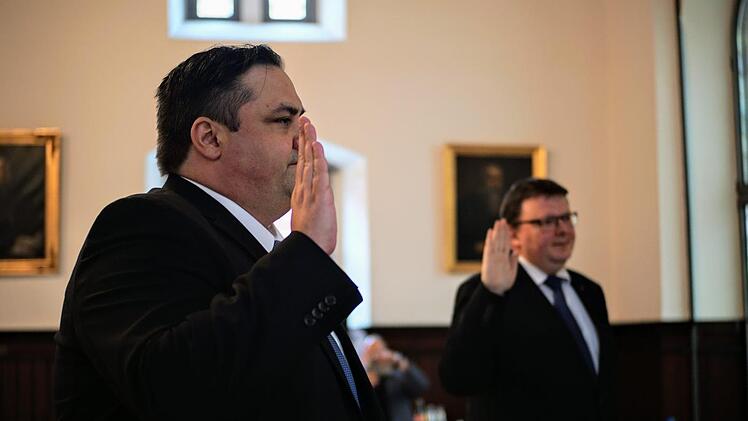 Sie schwören ihre Treue dem Grundgesetz: Zweiter Bürgermeister Michael Zwingmann (FW) und Bernd Liebhardt (CSU) als dessen Stellvertreter. Fotos: Bastian Sünkel