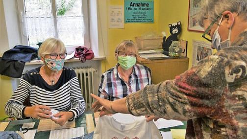 Die Bürger können gut erhaltene Kleidung in die Tauschzentrale zu Geli Woll und Sybille Püttner bringen, wo sie verkauft werden.