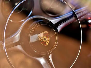 Fahrer schrottet Porsche auf der A9 bei Berg