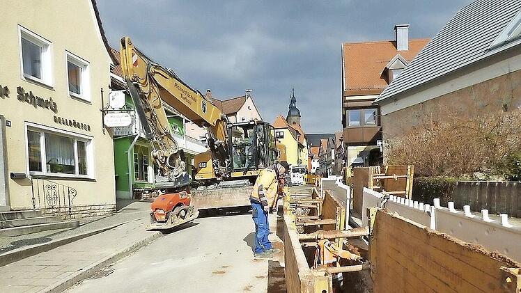 Der Wasserleitungsneubau in Gößweinstein ist in vollem Gange, die Ortsdurchfahrt bleibt geraume Zeit noch gesperrt.