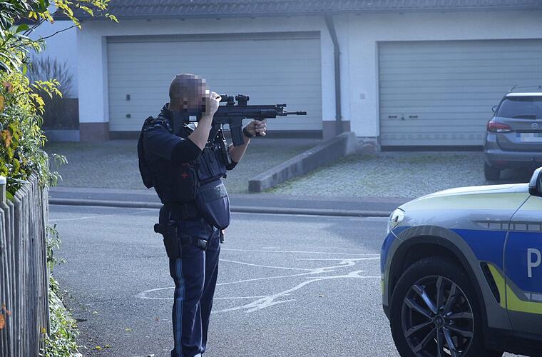 Breitengüßbach: SEK-Einsatz läuft - Polizei startet mit Hubschrauber dringende Suche