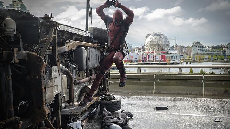 Deadpool (Ryan Reynolds) ergreift im Kampf mitunter drastische Ma&szlig;nahmen: Deutet sich da etwa eine Mega-Arschbombe an?
