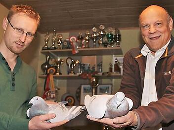 Heiko Grom und sein Vater Anton aus Hassenbach züchten seit Jahren erfolgreich Tauben. Bei der Ausstellung in der Dortmund er Westfalenhalle holte sich der Sohn kürzlich den Titel des Deutschen Meisters für Schönheitsbrieftauben. Foto: Gerd Schaar