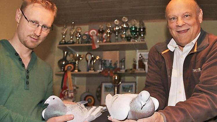 Heiko Grom und sein Vater Anton aus Hassenbach züchten seit Jahren erfolgreich Tauben. Bei der Ausstellung in der Dortmund er Westfalenhalle holte sich der Sohn kürzlich den Titel des Deutschen Meisters für Schönheitsbrieftauben. Foto: Gerd Schaar