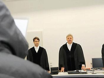 Vor den Fotografen und Kameraleuten, die ihn zu Beginn des Verfahrens vor der Zweiten Strafkammer als Schwurgericht erwarteten, verbarg Timo G. sein Gesicht unter einer Kapuze und hinter einem Blatt Papier. Foto: Michael Gründel
