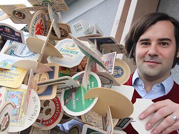 Fantasievoller Gestalter: Aus seiner Bierdeckelsammlung hat Sebastian Körber ein "Kartenhaus" gebaut.  Foto: Andreas Oswald