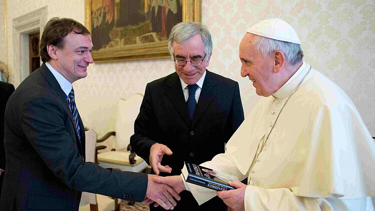 Andreas Englisch (links) bei einer Begegnung mit Papst Franziskus und einem von dessen Sekretären  Foto: L'Osservatore Romano