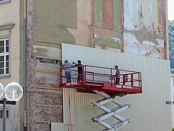 Arbeiter verkleideten die Fassade des Neumann-Flügels mit Trapezblech.  Foto: Thomas Mäuser