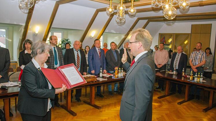 Helga Mück (Freie Wähler) übernahm als ältestes Gemeinderatsmitglied die Aufgabe, Bernd Rebhan als neuen Bürgermeister zu vereidigen. Foto: Marian Hamacher