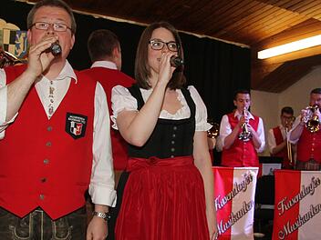 Die Melodien, bei denen Hermann Horner und Stephanie Herold zum Mikrofon griffen, gingen den Zuhörern unter die Haut. Fotos: Sonny Adam
