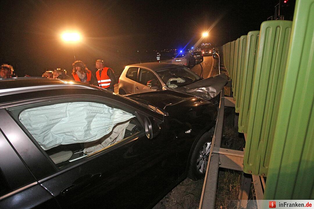 Frontal in den Gegenverkehr: Golf-Fahrerin touchiert Skoda und stš§t mit BMW zusammen - Unfallverursacherin wird mittelschwer verletzt