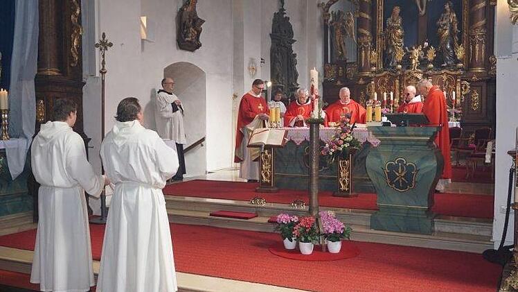 Das Kreuz wurde beim Hochfest Kreuzauffindung in der Prozession um die Klosterkirche getragen. Gefeiert wurde das Fest mit einem Pontifikalamt mit Bischof Friedhelm Hofmann.  Foto: Marion Eckert