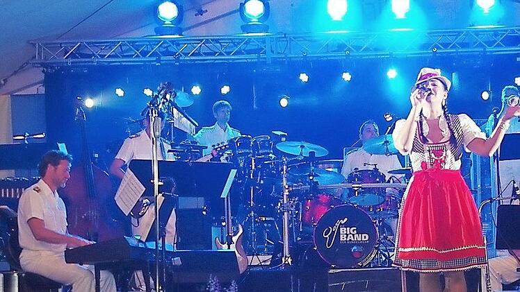 Die Big Band der Bundeswehr wurde am Samstagabend beim Kreismusikfest von den Besuchern gefeiert. Sängerin Susan Albers begeisterte die Zuschauer neben ihren Liedbeiträgen auch mit einem vor Ort gekauften Dirndl. Fotos: Heike Schülein