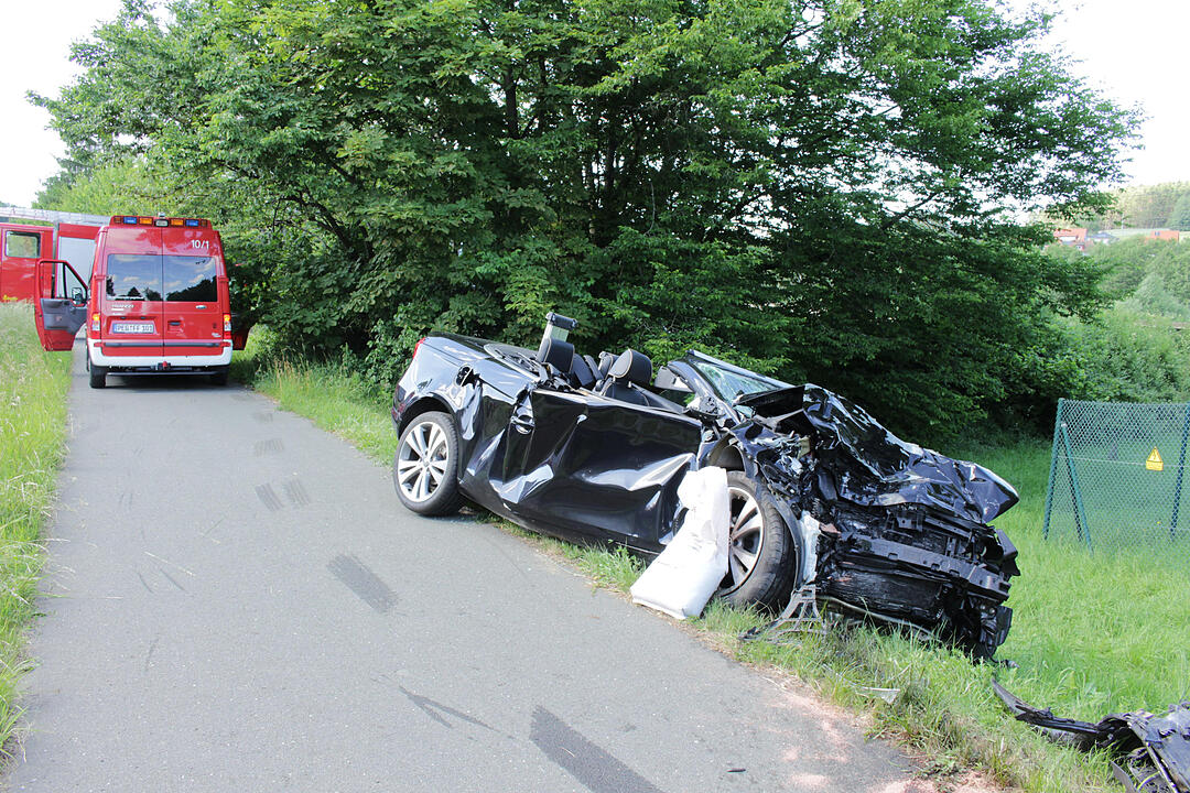Schwerverletzter bei Frontalzusammensto§ - Autofahrer Ÿbersieht bei †berholmanšver entgegenkommenden Lkw