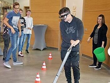 Eine Rauschbrille simulierte den Schülern einen Vollrausch. In diesem Zustand mussten sie einen kleinen Slalom bewältigen. Foto: Annika Fischer