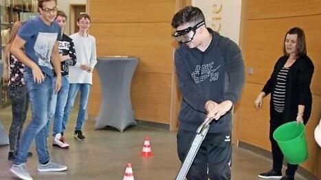 Eine Rauschbrille simulierte den Schülern einen Vollrausch. In diesem Zustand mussten sie einen kleinen Slalom bewältigen. Foto: Annika Fischer
