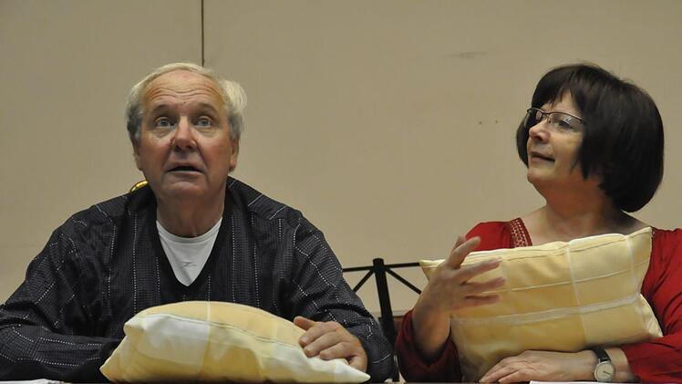 Otmar und Monika Lutz lassen beim Sketch im Bett die Klippen nach der Wallfahrt Revue passieren. Foto: Peter Klopf