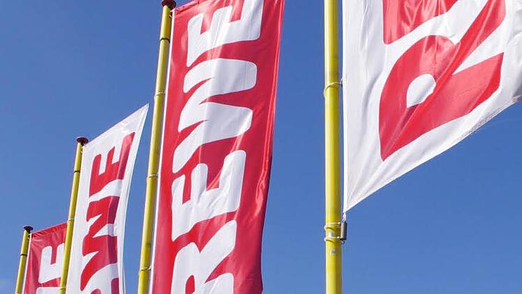 Der Kronacher Rewe-Markt bleibt im Jahr 2018 in seinen angestammten R&auml;umen. Foto: Archiv/Marco Mei&szlig;ner