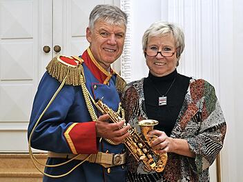 Das Sopransaxophon ist ein kleines Instrument, welches durch seinen Ton bezaubert und ist für "kleine Musiker" bestens geeignet. Für den musikalischen Nachwuchs der heiteren Kurstadt überreichte die Vorsitzende des Fördervereins der Städtischen Musikschule, Birgit Eber, ein Instrument an Stadtmusikdirektor Bernd Hammer für die "Kleinsten" im Jugendmusikkorps der Stadt Bad Kissingen.  Foto: Peter Klopf