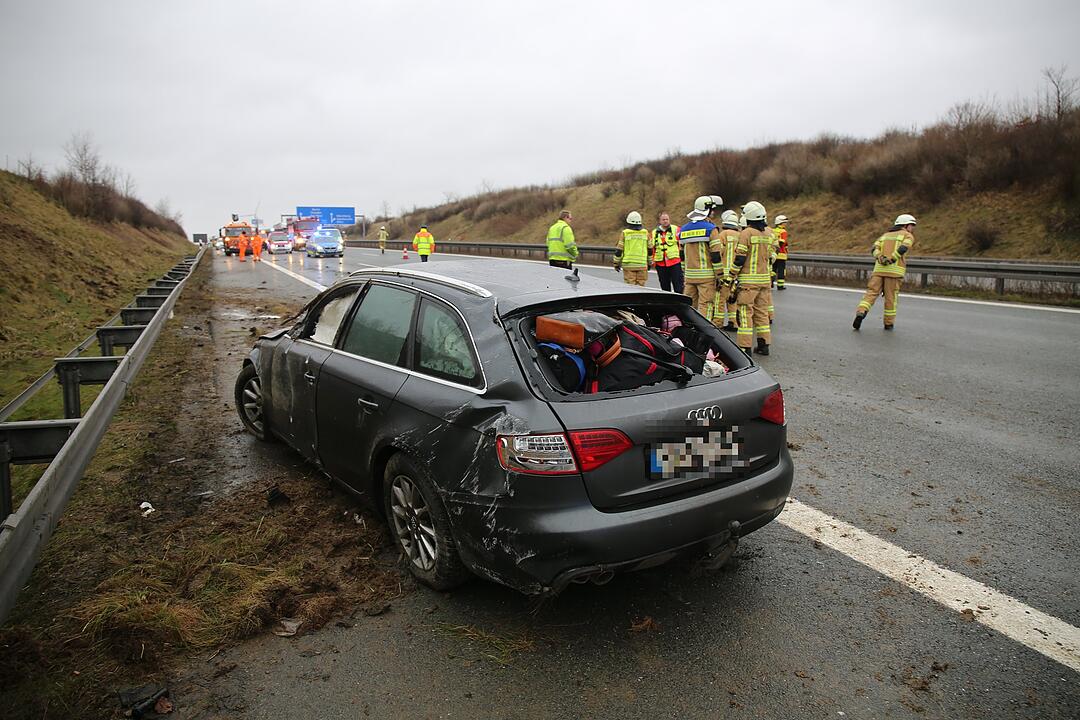 Unfall auf der A9: Familie mit Säugling schwer verletzt