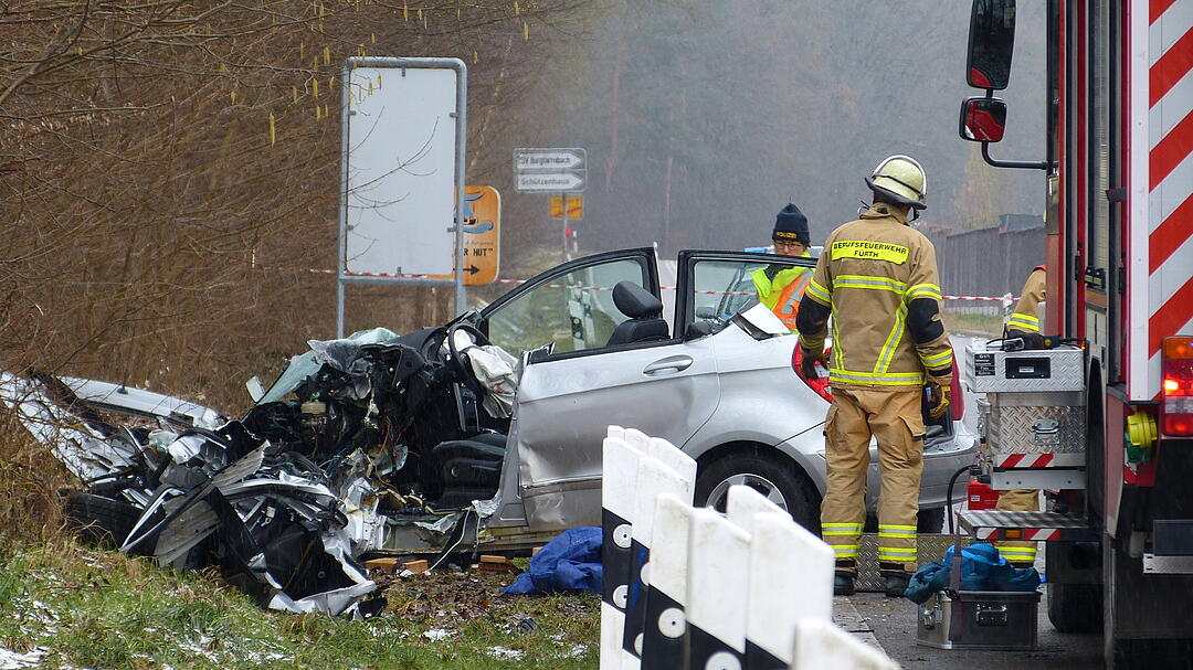 Unfall in Fürth: Auto kracht in Linienbus