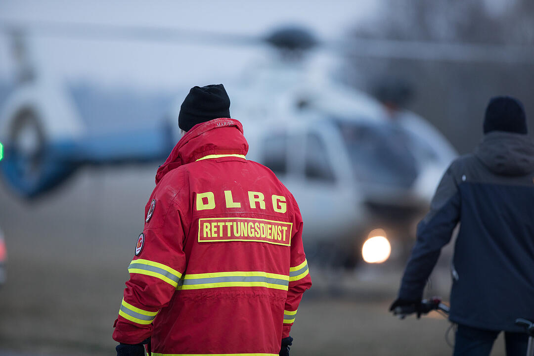 Person bricht in Altmühlsee ein