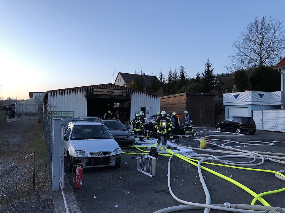 Unterfranken: Zwei Verletzte bei Brand in Industriehalle