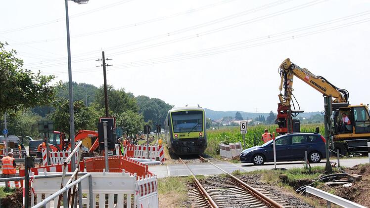 Der Bahnübergang Wiesenthau ist derzeit eine Großbaustelle.  Foto: Andreas Oswald