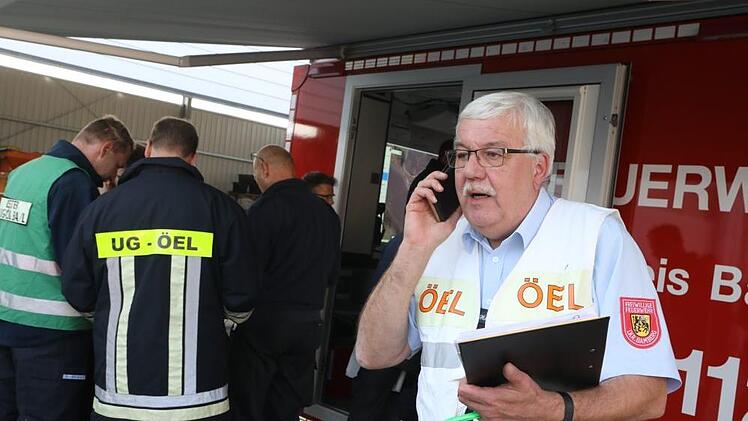 Während bei Bernhard Ziegmann als örtlichem Einsatzleiter in Hallstadt die Fäden der Katastrophenübung zusammenlaufen, lässt sich Henning Juntunen im Landratsamt auf den neuesten Stand bringen.  Fotos: Barbara Herbst
