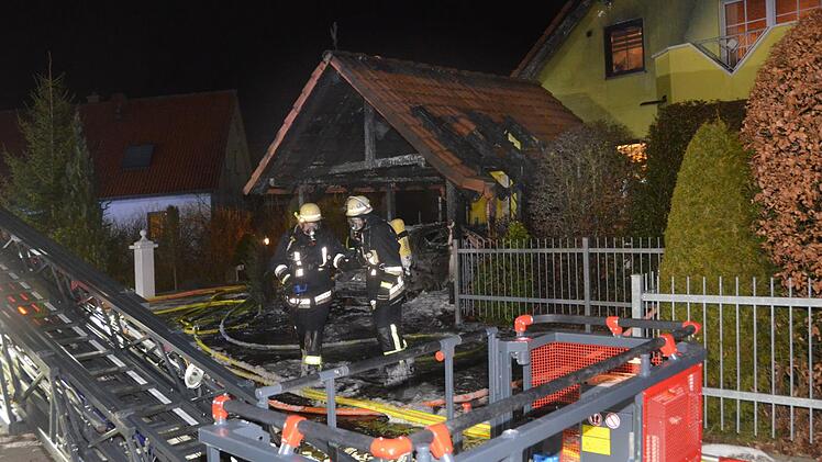 Mit rund zehn Fahrzeugen rückten am Montagabend die Feuerwehren und der Rettungsdienst zu einem Brand in Oerlenbach aus.  Foto: Peter Rauch