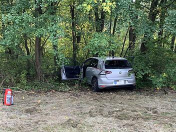 Am Mittwochnachmittag kam es in N&uuml;rnberg zu einem Unfall zwischen einem Auto und einem Lkw. Durch den Zusammensto&szlig; wurde der Pkw in ein angrenzendes Waldst&uuml;ck gedr&auml;ngt. Foto: NEWS5 / Friedrich