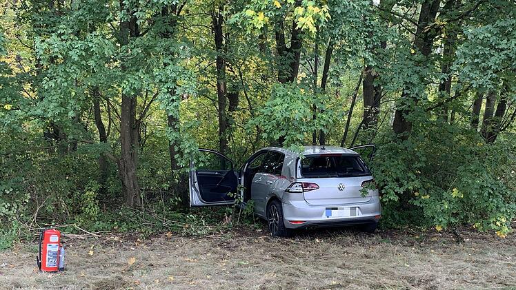 Am Mittwochnachmittag kam es in N&uuml;rnberg zu einem Unfall zwischen einem Auto und einem Lkw. Durch den Zusammensto&szlig; wurde der Pkw in ein angrenzendes Waldst&uuml;ck gedr&auml;ngt. Foto: NEWS5 / Friedrich