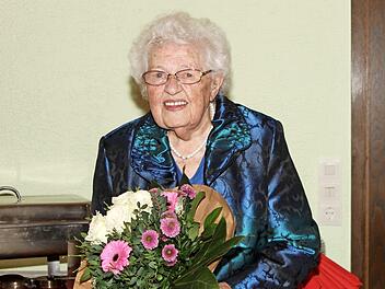 Margaretha Rottmund, älteste Kirchlauterin, feierte am Wochenende mit einer großen Gratulantenschar 95. Geburtstag.  Foto: Günther Geiling
