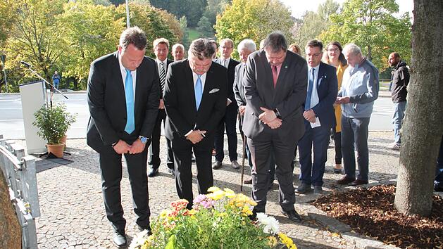 Landrat Klaus Peter Söllner (Mitte) und der Saalfelder Bürgermeister Steffen Kania verneigten sich vor dem Mahnmal an der Berliner Brücke im Gedenken an die Opfer von Gewaltherrschaft und DDR-Diktatur. Foto: Stephan Stöckel.