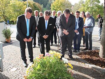Landrat Klaus Peter Söllner (Mitte) und der Saalfelder Bürgermeister Steffen Kania verneigten sich vor dem Mahnmal an der Berliner Brücke im Gedenken an die Opfer von Gewaltherrschaft und DDR-Diktatur. Foto: Stephan Stöckel.
