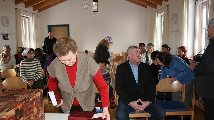 Lydia Wesner und die russischsprachige Gruppe im Raum des neuen evangelischen Gemeindehauses in Ha&szlig;furt  Fotos: Inna Schneider