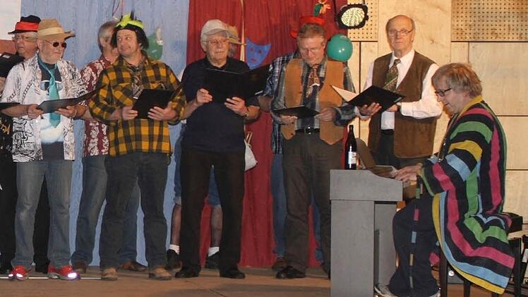 Der Männergesangverein Fröhstockheim und sein Chorleiter Uwe Ungerer. Foto: G.Bauer