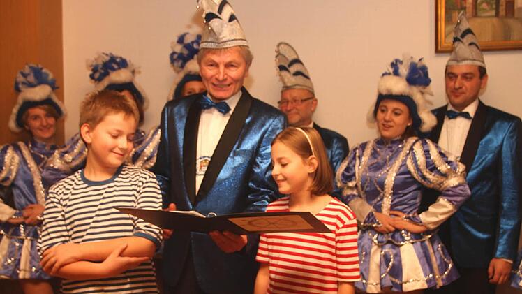 Ludwig Bock hielt die Besucher mit der Präsentation des jungen Prinzenpaares Ines I. und Moritz I. wirklich zu Narren, bevor die Zwillinge dann ihren Eltern den Thron überließen. Foto: Günther Geiling