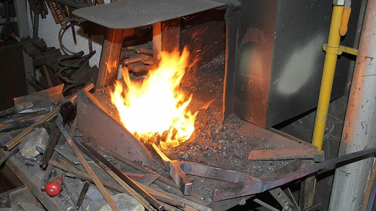 Das Werkstück wird in der Esse zum Glühen gebracht. Foto: Friedwald Schedel