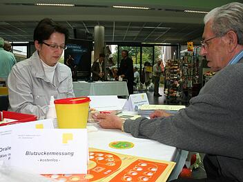 Auch kostenlose Blutzuckermessungen werden auf dem Diabetestag angeboten. Links Oberärztin Dr. Elisabeth Dewald.  Foto: Oswald