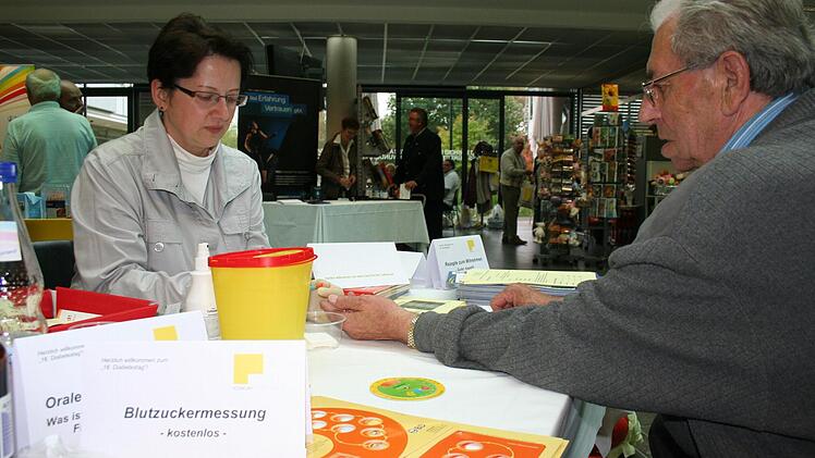 Auch kostenlose Blutzuckermessungen werden auf dem Diabetestag angeboten. Links Oberärztin Dr. Elisabeth Dewald.  Foto: Oswald