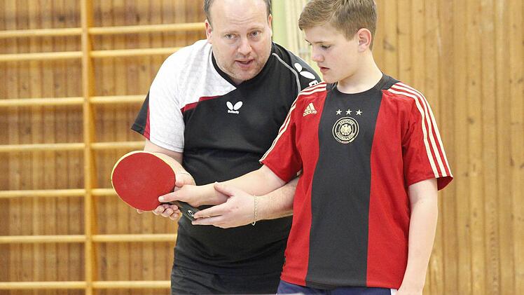 So wird's gemacht: Veit Söhnlein und seine Teamkameraden vom FC Burk schauten sich viel von Laszlo Harasztovich ab.