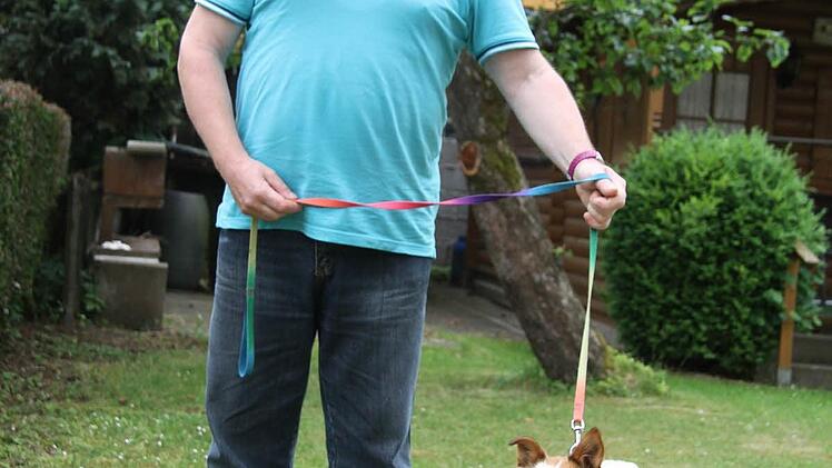 Rolf Kahl wagt sich mit seinem Foxterrier-Mischling kaum noch aus dem Garten. Auf offener Straße wurde der Foxterrier von zwei größeren Hunden gebissen - musste zur Behandlung zum Tierarzt.