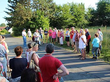 Mehr als 50 Interessierte ließen sich von Bürgermeister Volker Schmiechen (links im Hintergrund) über die geänderte Planung für barrierefreie Wohnungen am Bühl informieren. Foto: Matthias Beetz