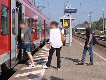 Die meisten Reisenden (hier am Bahnhof Ebelsbach) steigen auch nach der Tat bei Würzburg mit einem sicheren Gefühl in den Zug. Foto: Friederike Stark